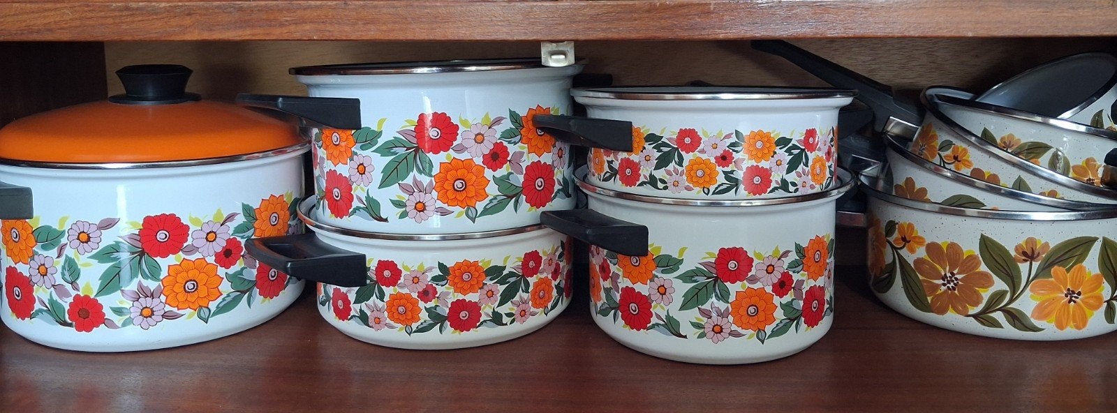 Vintage Emaille Pannenset met Bloemmotief, Huis en Inrichting, Keuken | Potten en Pannen, Ophalen, Gebruikt, Overige materialen