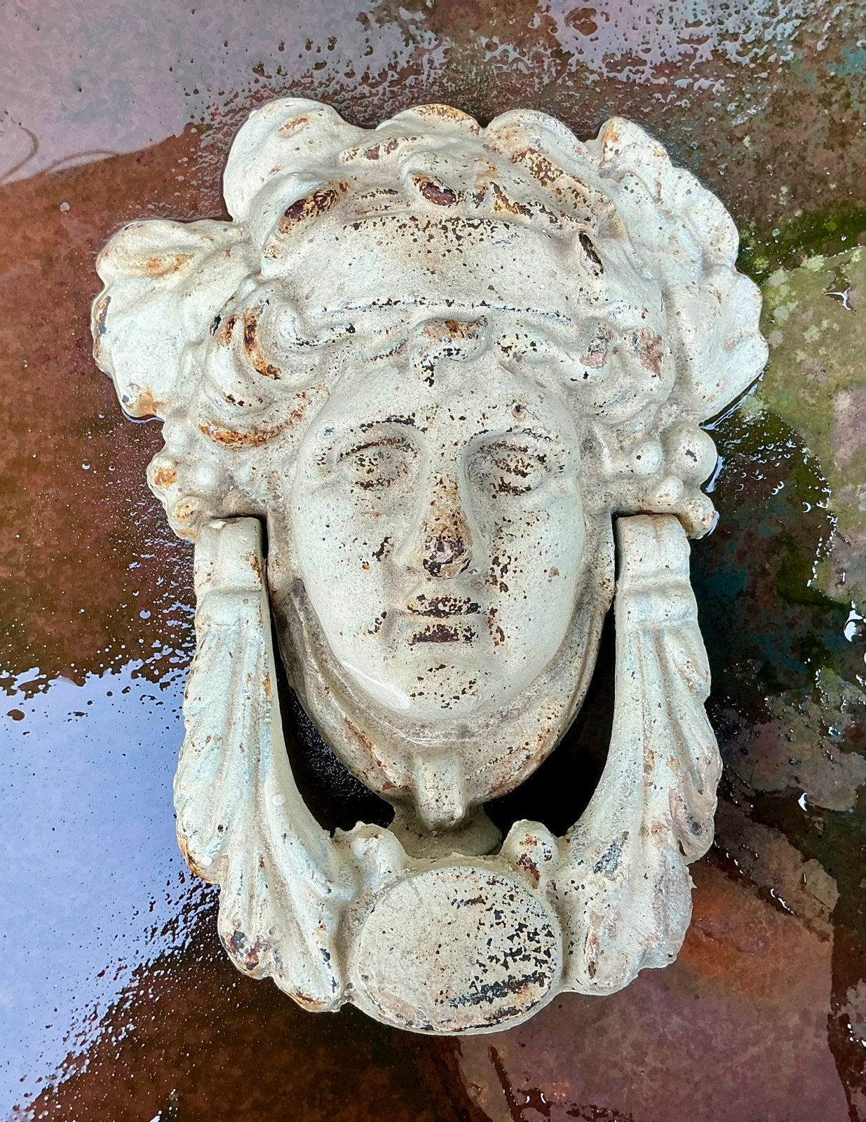 Antieke gietijzeren deurklopper met klassiek gezicht. Medusa, Ophalen of Verzenden, Gebruikt