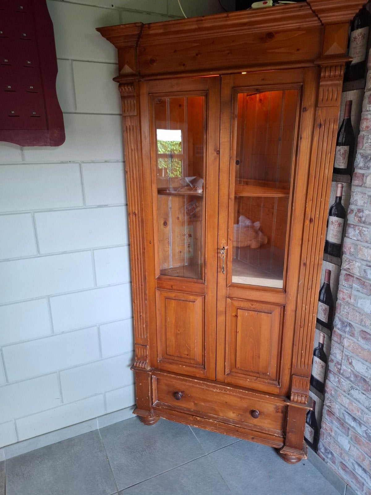 Hoek vitrinekast met verlichting, Huis en Inrichting, Kasten | Vitrinekasten, Ophalen, Gebruikt, Met deur(en), Glas