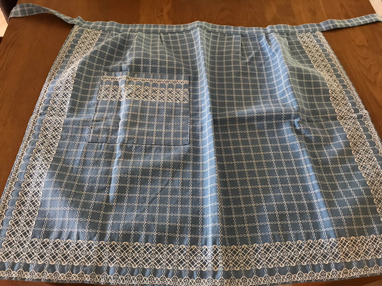 Nieuw handwerk , keukens schort geborduurd, Ophalen of Verzenden, Nieuw, Wit