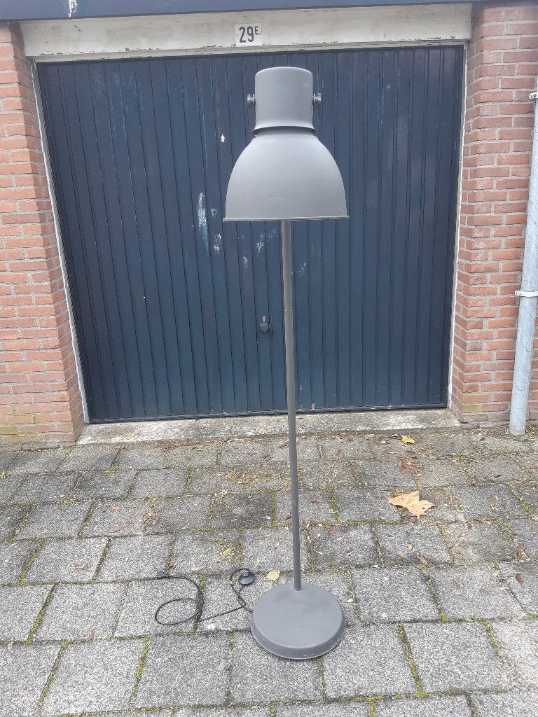Antracietgrijze metalen staande lamp van IKEA, type HEKTAR, Huis en Inrichting, Lampen | Vloerlampen, Ophalen, Gebruikt, Metaal