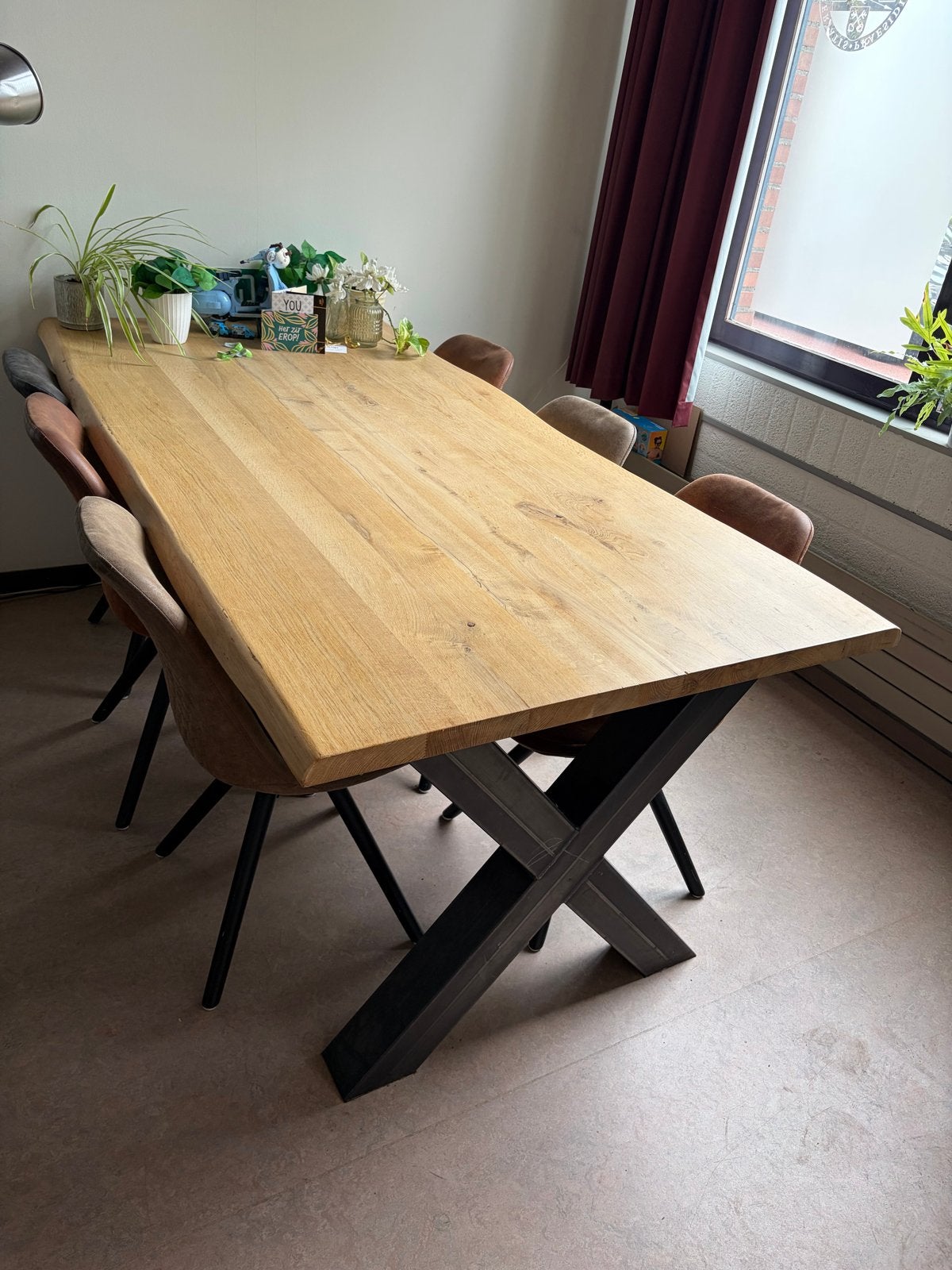 Eikenhouten eettafel met metalen X-poten, Eikenhout, 50 tot 100 cm, Zo goed als nieuw, Vijf personen of meer