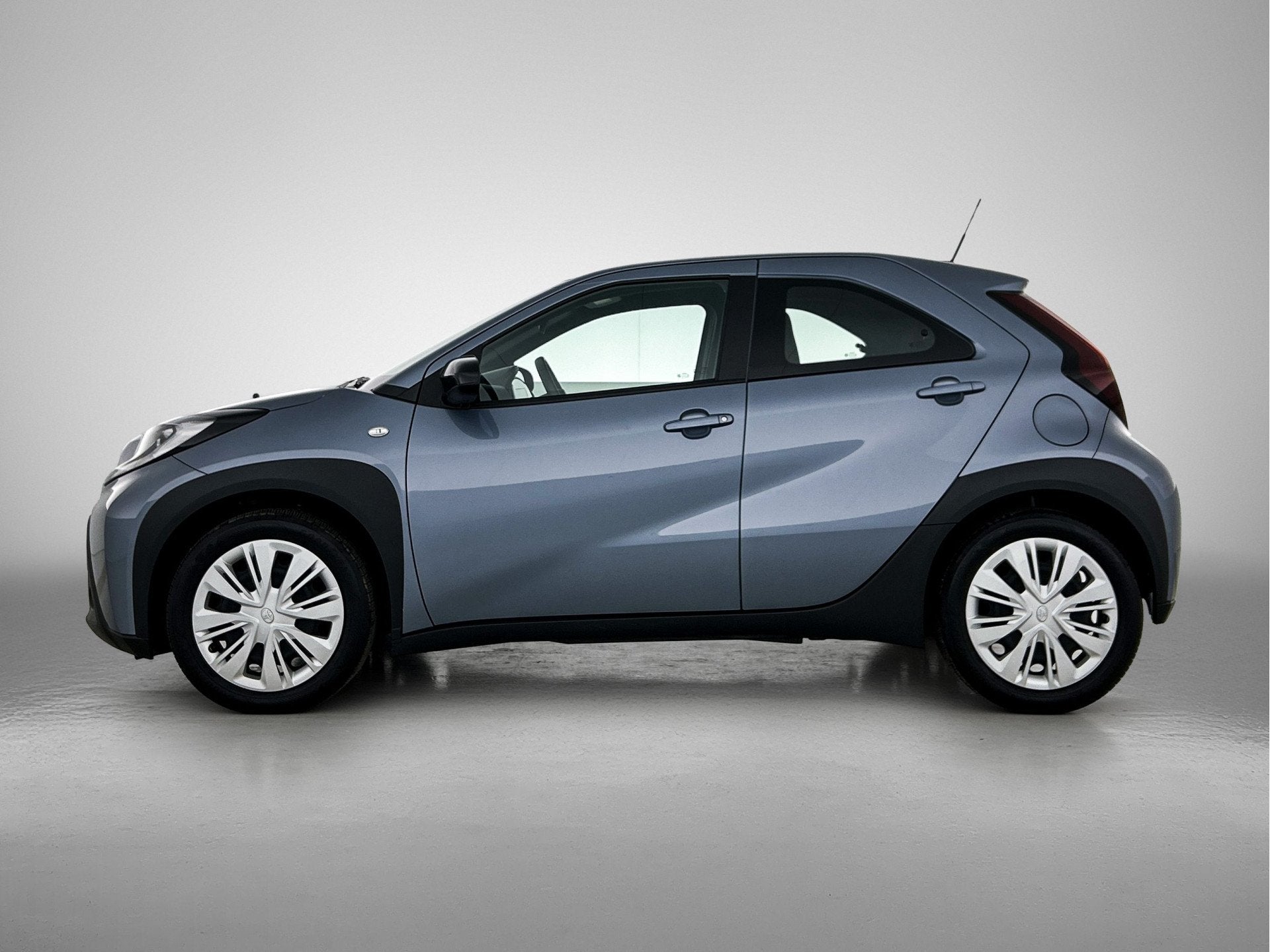 Toyota Aygo X 1.0 VVT-i MT Play | BTW voertuig | Apple CarPl, 12 maanden, Gebruikt, 920 kg, 4 stoelen
