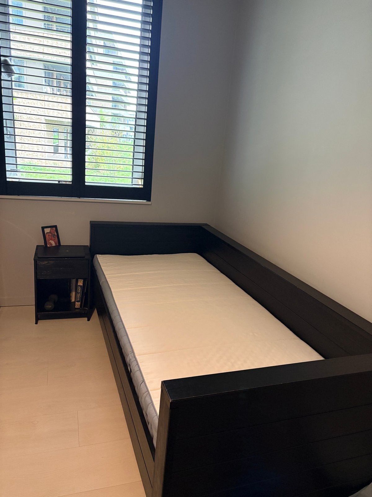 Eenpersoonsbed Dennis zwart met nachtkastje en matras, Ophalen, Gebruikt, Eenpersoons, Zwart