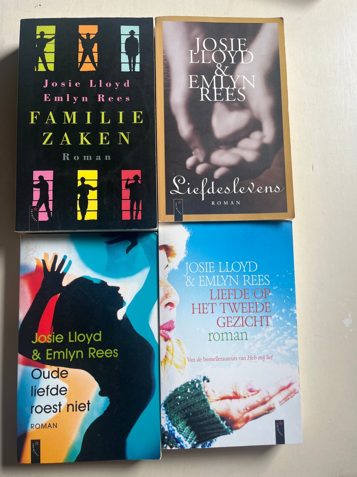 4 Romans van Josie Lloyd & Emlyn Rees - Familie Zaken, Ophalen of Verzenden, Gelezen, Nederland