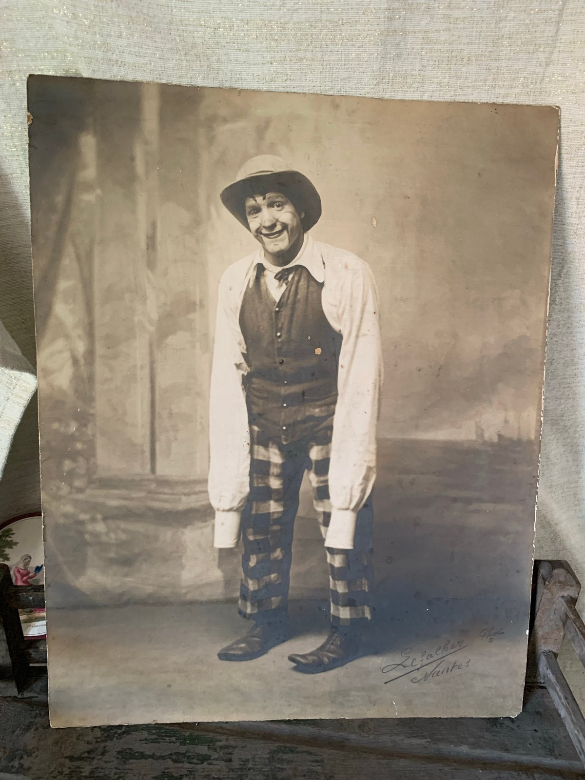 Vintage Sepia Foto van een Lachende Clown circus, Antiek en Kunst, Ophalen of Verzenden, Foto, Fotografie, Gesigneerd
