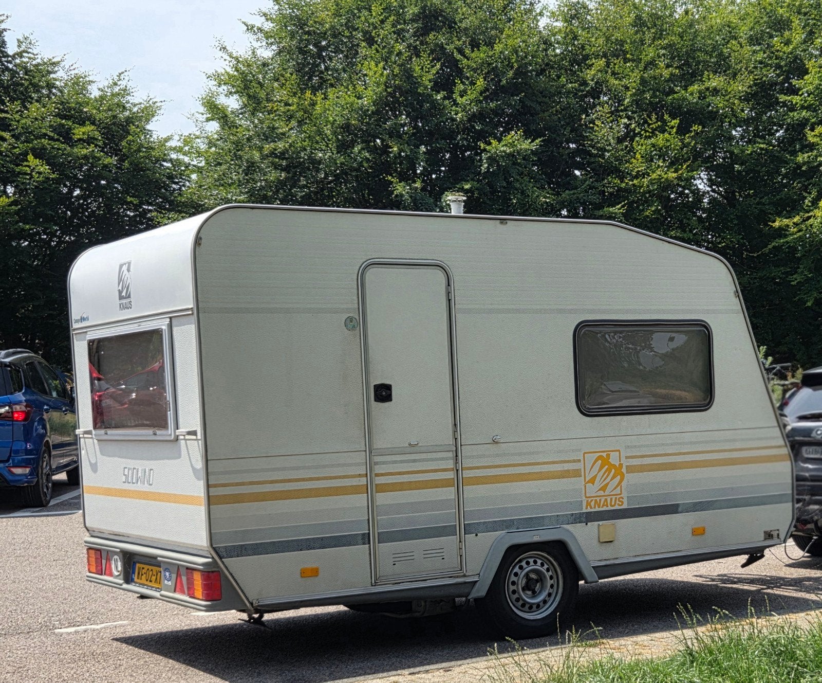 Compacte Knaus caravan met voortent en fietsenrek, Treinzit, Particulier, Knaus, Tot en met 4