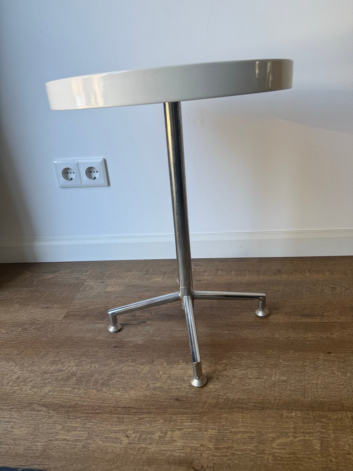 bijzettafel - Wit blad, chroom onderstel, Huis en Inrichting, Minder dan 55 cm, Gebruikt, Metaal of Aluminium, Rond
