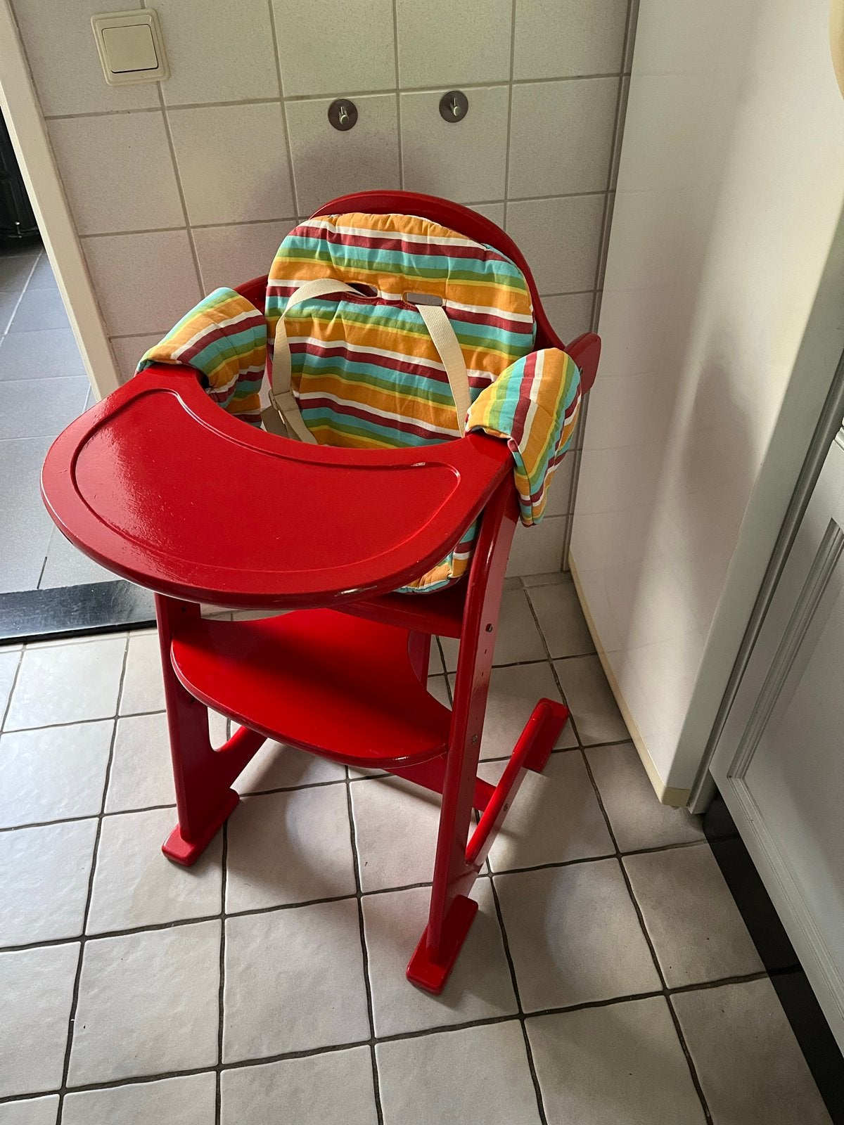 Degelijke rode Prenatal meegroeistoel met eetblad en gordel, Kinderen en Baby's, Ophalen, Gebruikt, Meegroeistoel, Afneembaar eetblad
