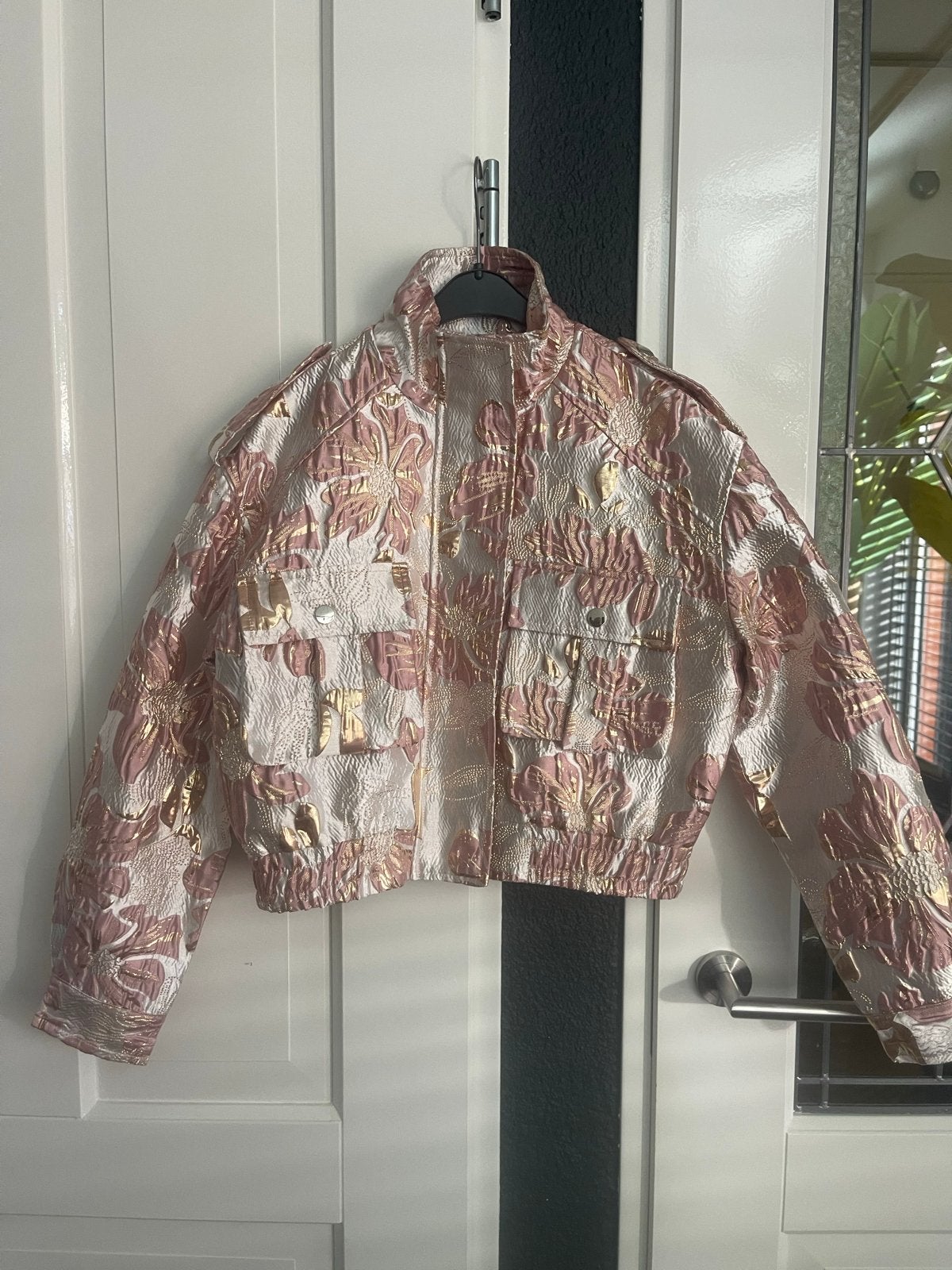 Ambika Studio Goldy Bomberjack M/L Roze/Goud Bloemenprint, Maat 38/40 (M), Verzenden, Zo goed als nieuw, Jasje