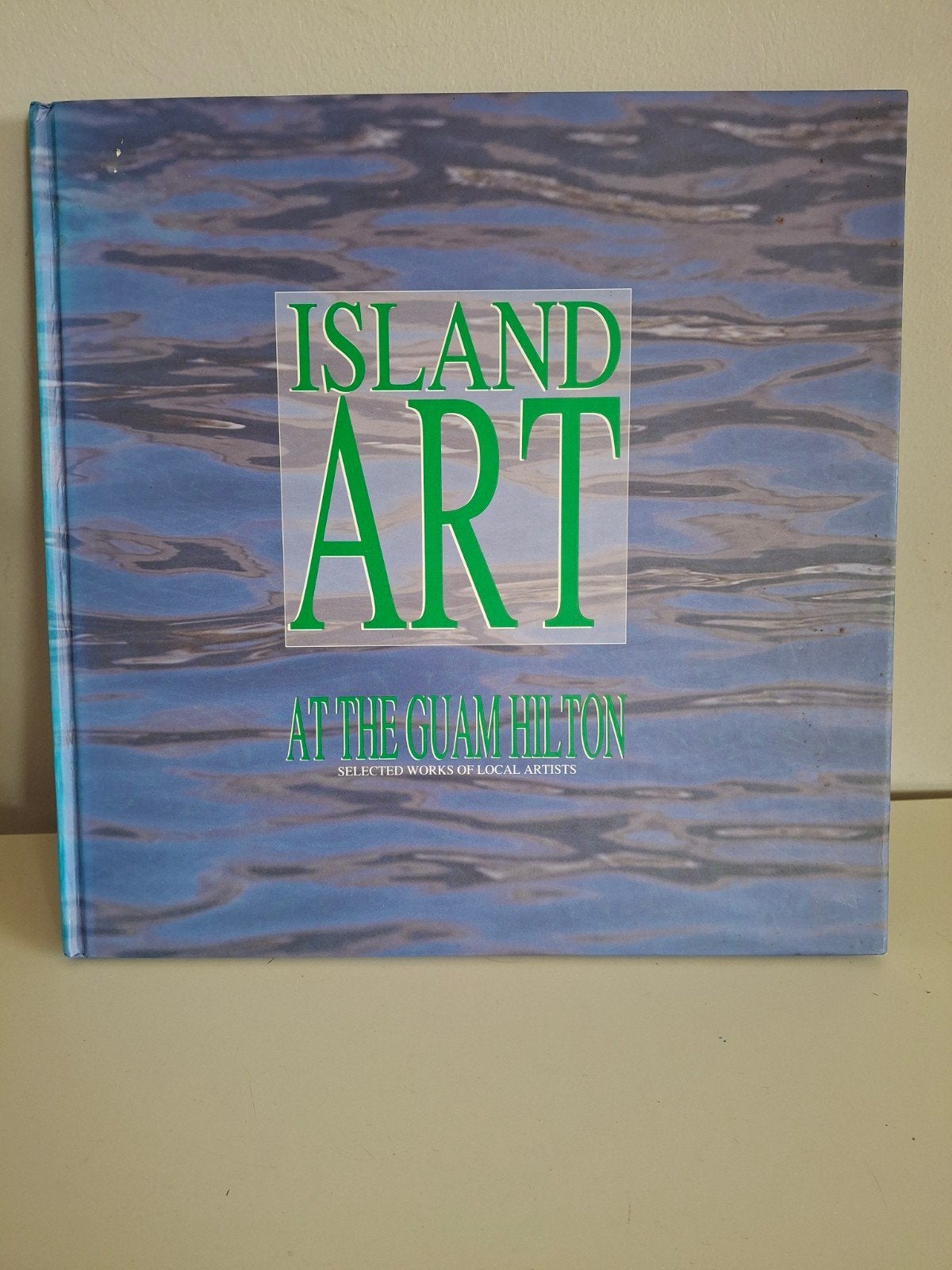 Zeldzaam boek: Island Art at the Guam Hilton (1993), Boeken, Ophalen of Verzenden, Gelezen, Schilder- en Tekenkunst, Compiled by Syndicated Sources, Published by The Guam Hilton