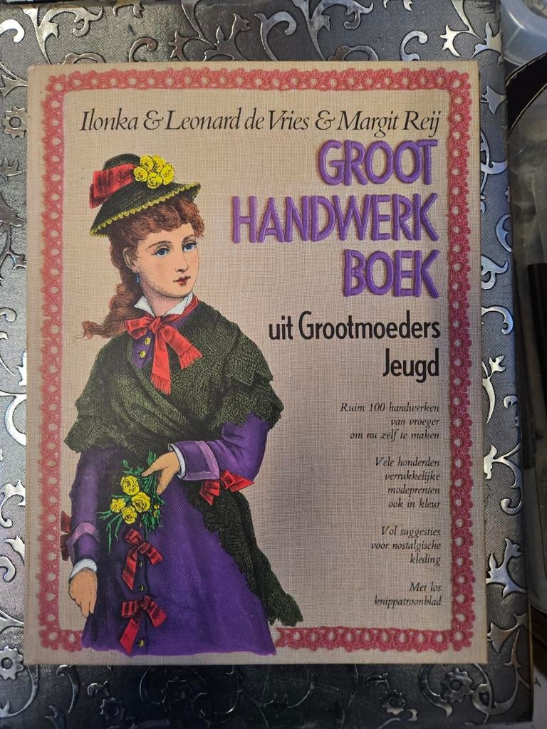 Groot Handwerk Boek uit Grootmoeders Jeugd, Ophalen