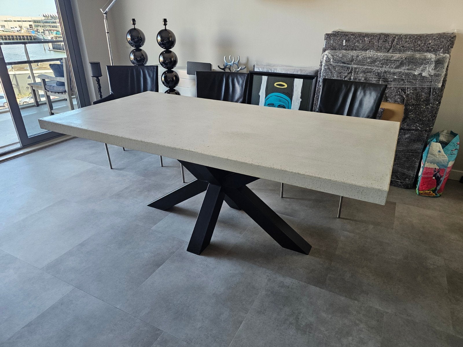 Prachtige eettafel betonlook (wit) met zwarte kruispoot, Ophalen, Overige materialen, 100 tot 150 cm, Modern, Industrieel