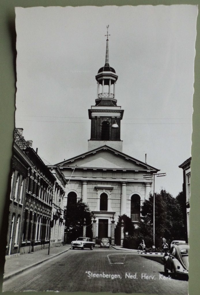 Steenbergen - NH Kerk - oude autos - VW kever - jaren 60, Ophalen of Verzenden, 1960 tot 1980, Ongelopen, Noord-Brabant