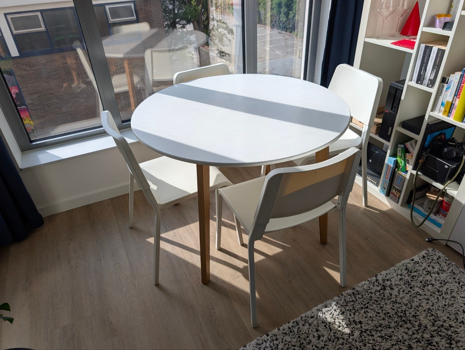 Set van eettafel+4 stoelen, Huis en Inrichting, Ophalen, Rond, Zo goed als nieuw, Modern