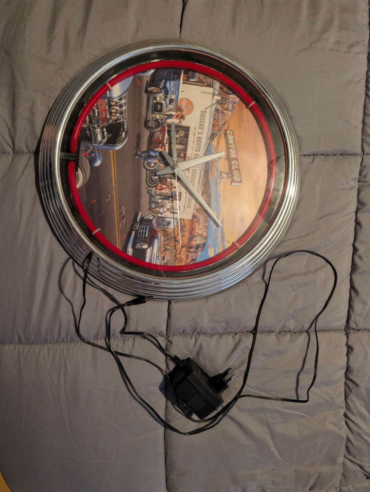 Wandklok met neonverlichting en vintage auto-afbeelding, Vintage, Analoog, Ophalen of Verzenden, Met verlichting