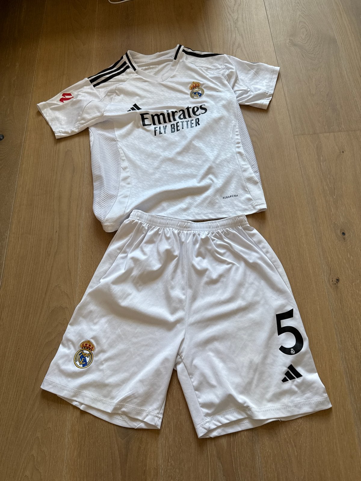 Real Madrid Thuisshirt en Broekje Bellingham mt 164, Ophalen, Zo goed als nieuw, Maat 164