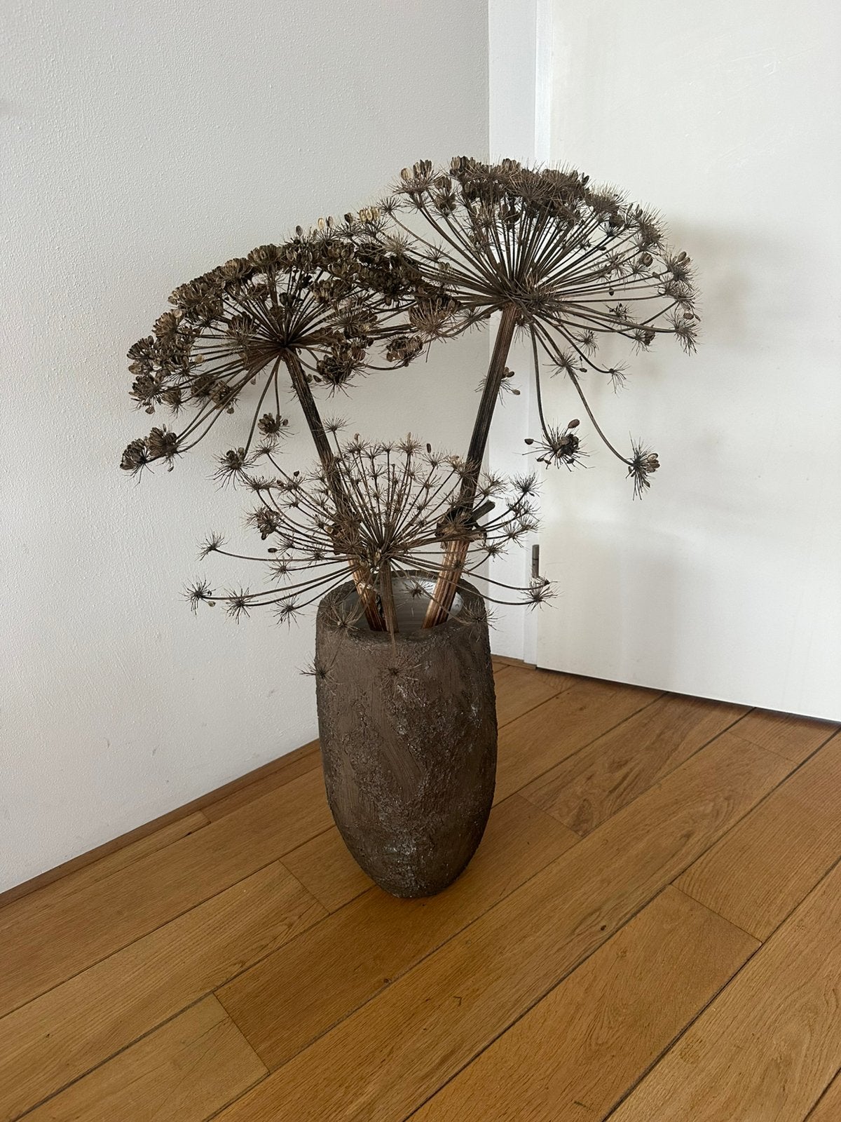 Grote zware vaas/bloempot met berenklauwen., Ophalen, Zo goed als nieuw, Handgemaakt