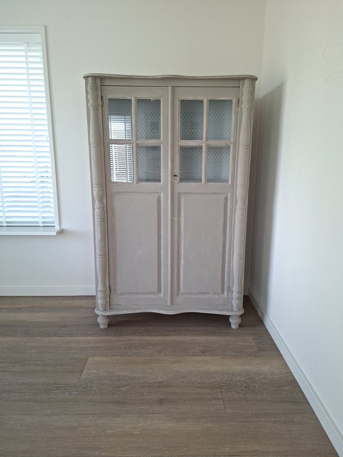 Meidenkast taupe Annie Sloan verf, Huis en Inrichting, Ophalen, Met deur(en), Gebruikt, 100 tot 150 cm