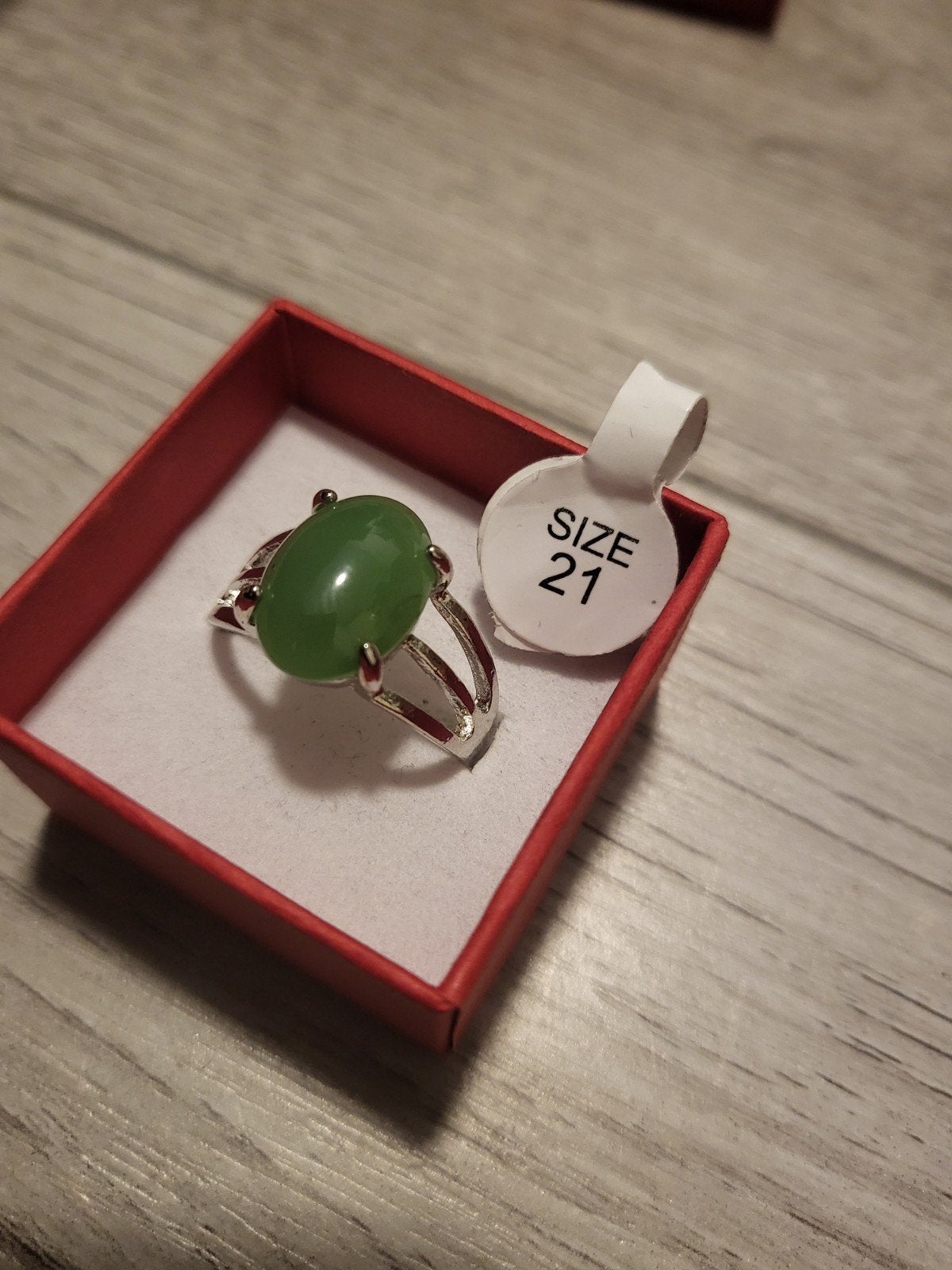 Nieuwe ring met groene steen - Maat 21, Sieraden, Tassen en Uiterlijk, Ringen, Overige materialen, 20 of groter, Nieuw, Ophalen of Verzenden
