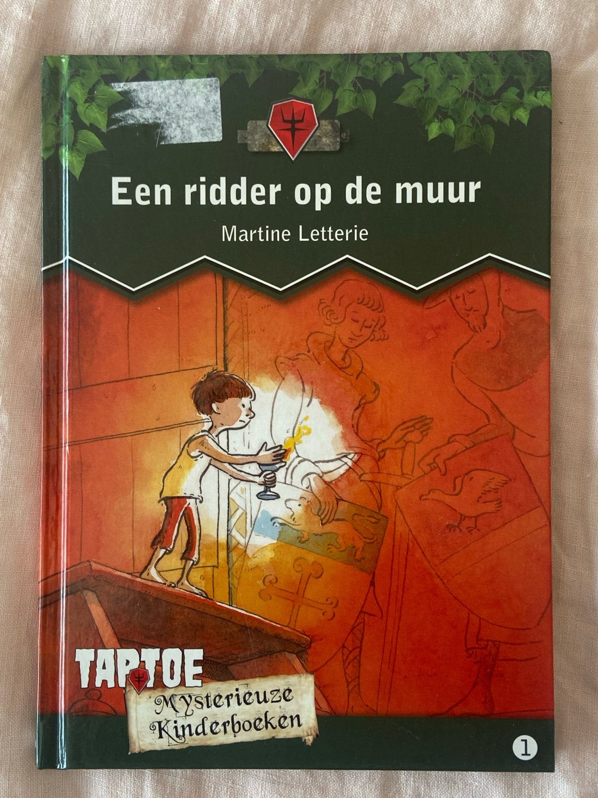 Een ridder op de muur - Martine Letterie, Boeken, Ophalen of Verzenden, Gelezen, Fictie algemeen