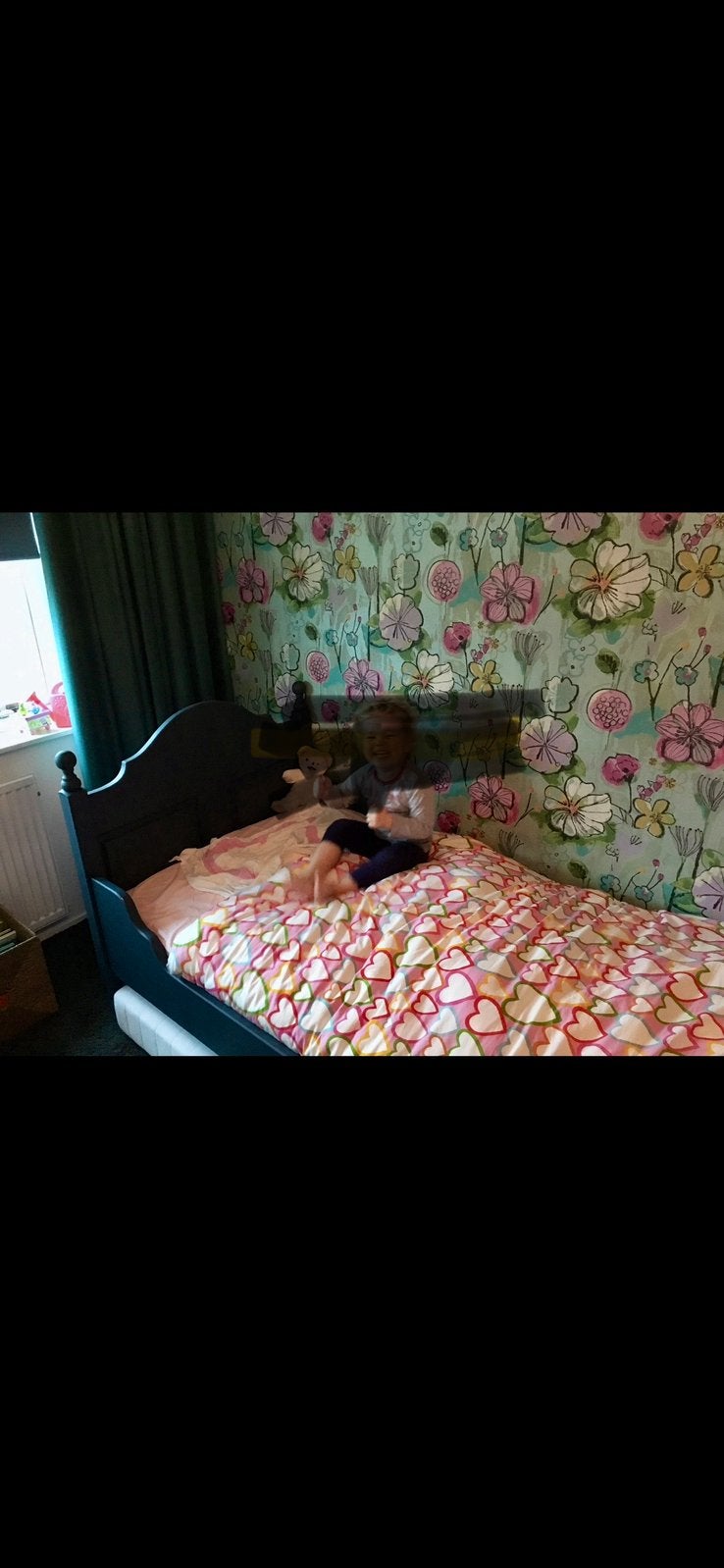 Mooie grote kinderkledingkast met bijpassend bed