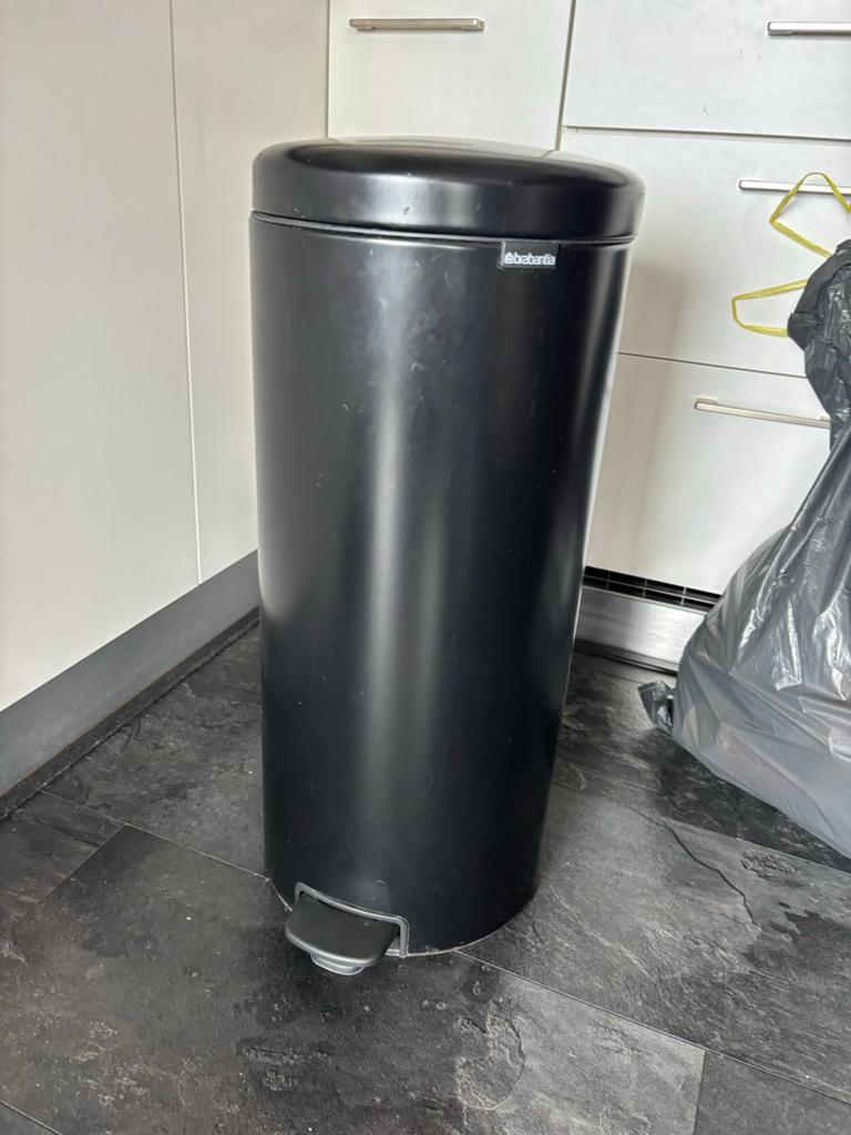 Brabantia Pedaalemmer 30 liter mat zwart, Met pedaal, 50 tot 75 cm, Ophalen of Verzenden, Zo goed als nieuw