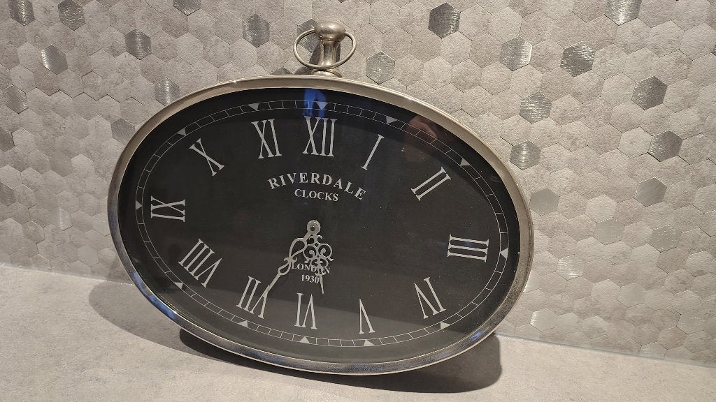 Riverdale Klok London 1930 - Zwart/Zilver Ovaal, Analoog, Werkt op batterijen, Ophalen of Verzenden, Zo goed als nieuw