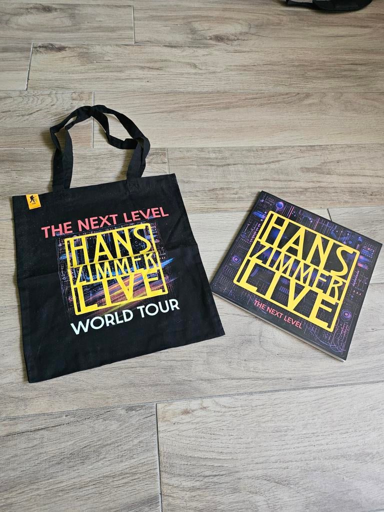Hans Zimmer boek & tote bag, Ophalen of Verzenden, Nieuw, Zwart, Overige typen