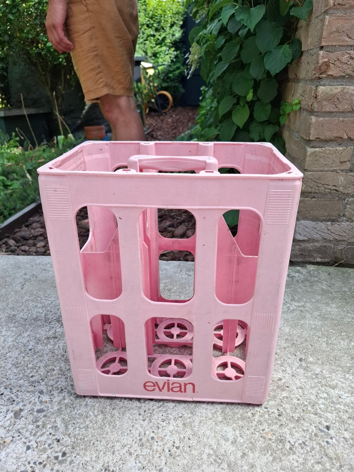 Roze Evian flessenkrat - Decoratief, Doe-het-zelf en Verbouw, Kratten en Dozen, Gebruikt, Minder dan 35 cm, Minder dan 50 cm, Ophalen of Verzenden