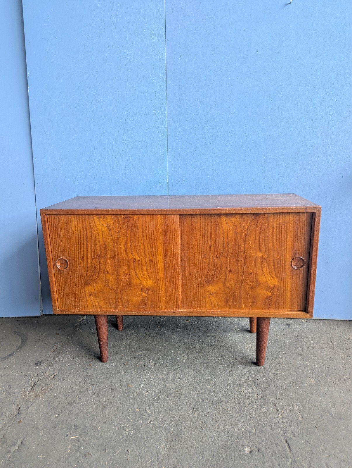 Vintage Deens teak kast met schuifdeuren, Hundevad 1960s, Gebruikt, Teakhout, Mid century, Deens design, vintage, retro, 25 tot 50 cm