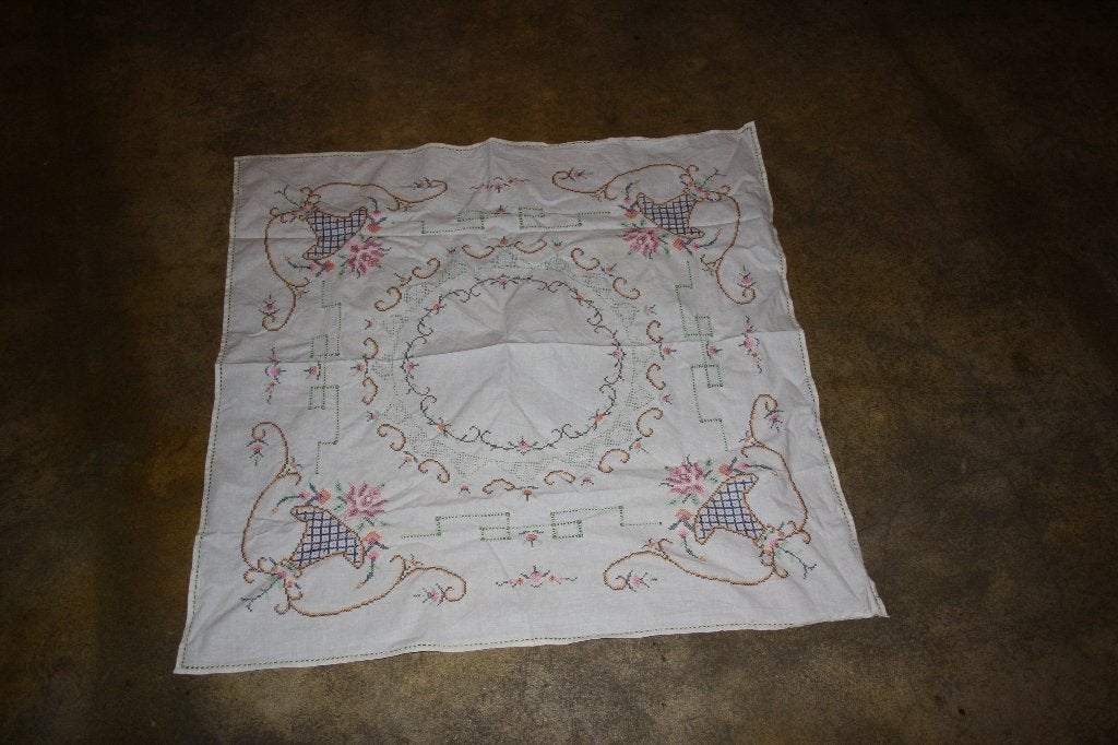 Vintage geborduurd tafelkleed, Huis en Inrichting, Gebruikt, Ophalen of Verzenden, Overige kleuren, Afwasbaar