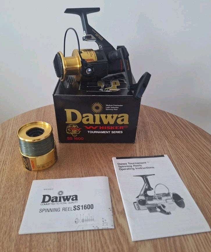 Daiwa Tournament Whisker SS1600 penmolen incl reservespoel., Ophalen, Zo goed als nieuw, Molen
