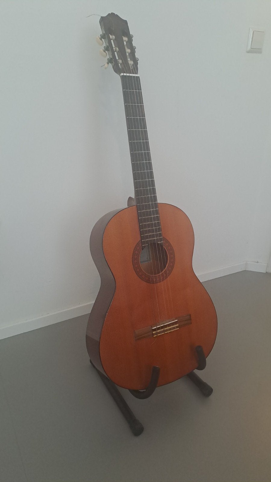 Yamaha C40 Klassieke Gitaar met standaard, Muziek en Instrumenten, Snaarinstrumenten | Gitaren | Akoestisch, Gebruikt, Klassieke of Spaanse gitaar