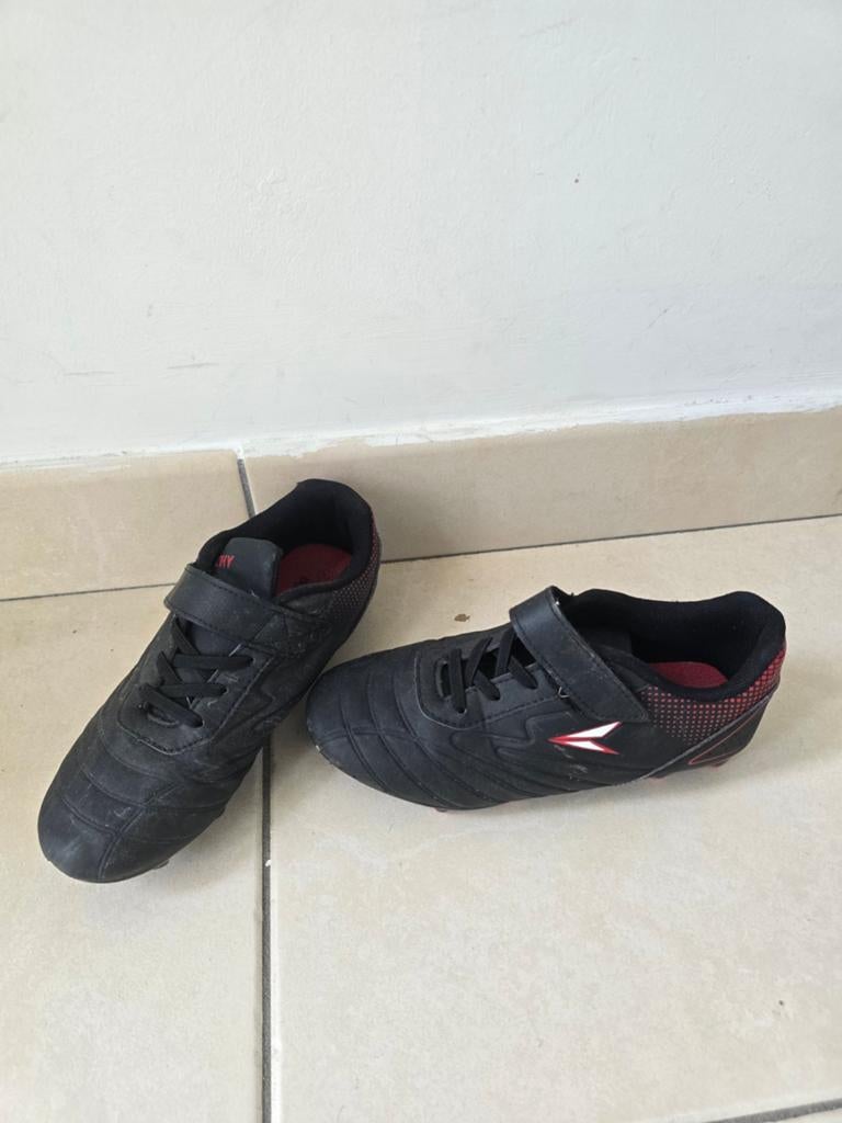 Stoere zwarte voetbalschoenen maat 34, Sport en Fitness, Voetbal, Ophalen of Verzenden, Gebruikt, Schoenen