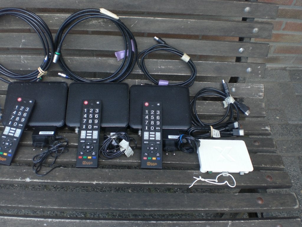 drie mediaboxen ziggo, Ophalen, Zo goed als nieuw, Router met modem, Humax