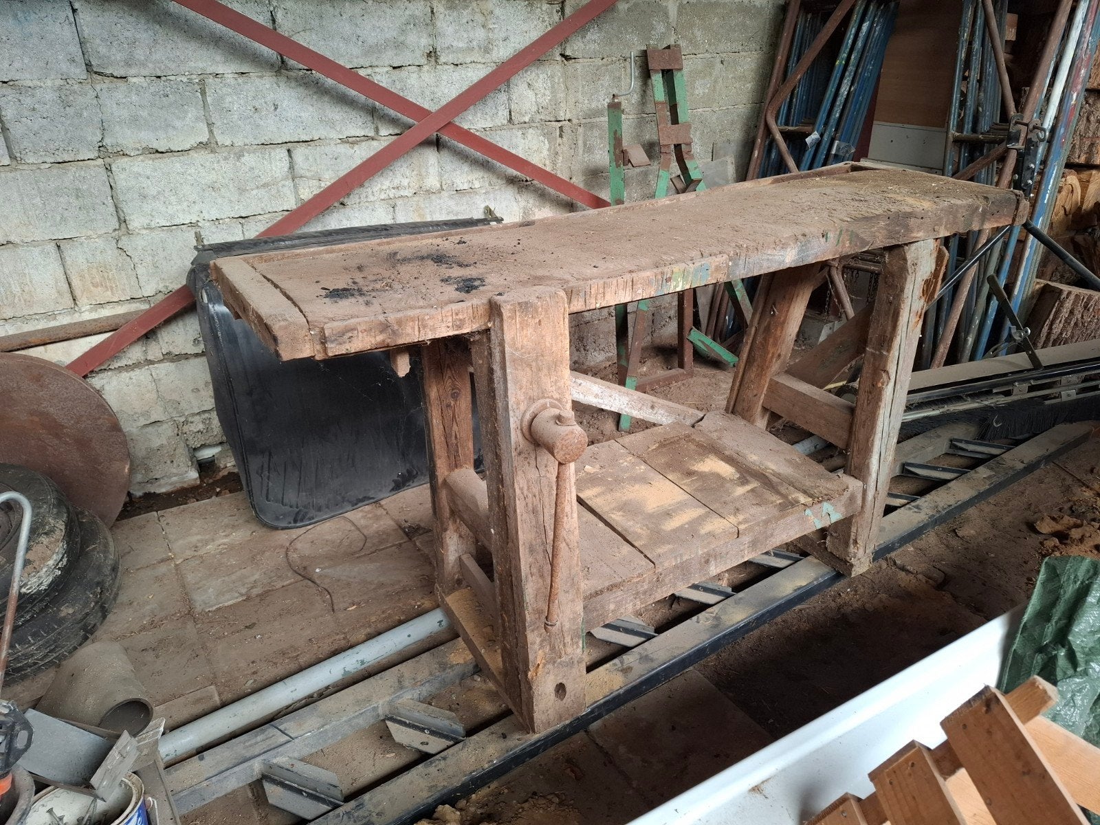 Oude houten werkbank met bankschroef, Ophalen