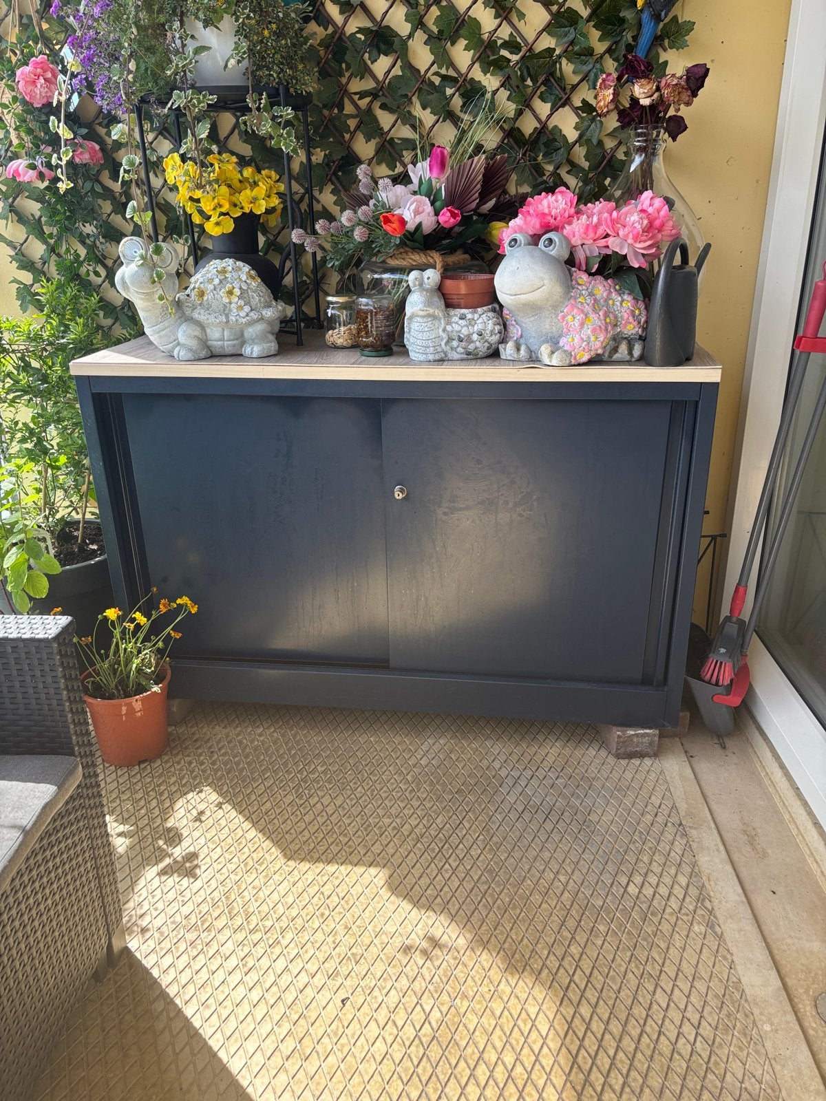 Zwart dressoir met schuifdeuren en houten blad, Huis en Inrichting, Kasten | Overige, Ophalen, Gebruikt