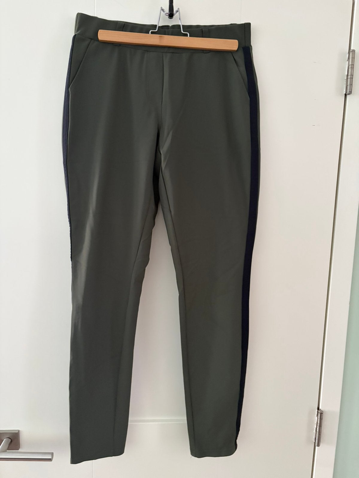 Studio Anneloes olijfgroen met zwarte bies maat L, Kleding | Dames, Broeken en Pantalons, Ophalen of Verzenden, Zo goed als nieuw