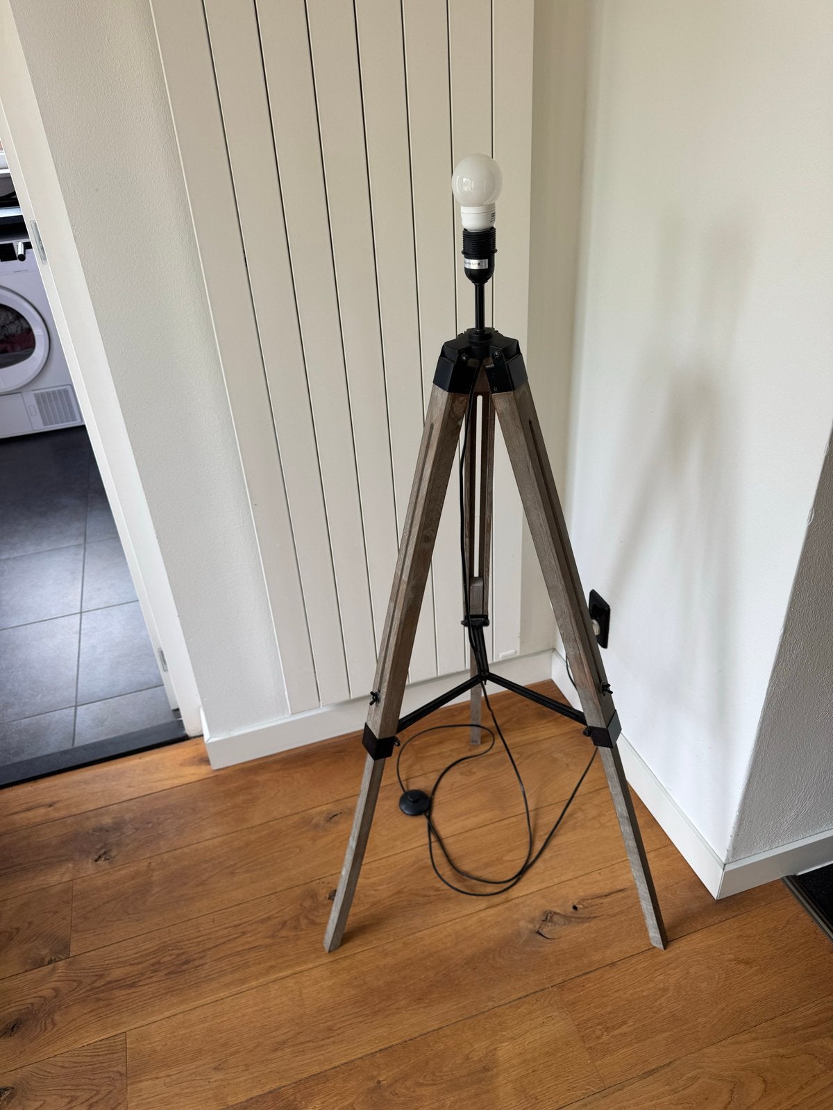 Houten driepoot lamp met E27 fitting, Huis en Inrichting, Lampen | Vloerlampen, Ophalen, Gebruikt, 100 tot 150 cm, E27 (groot)