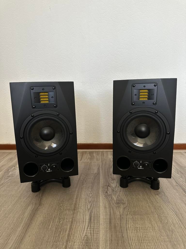 ADAM A7X Studio Monitor – met iso stand-Topstaat, Zo goed als nieuw, 120 watt of meer, Front, Rear of Stereo speakers, Ophalen