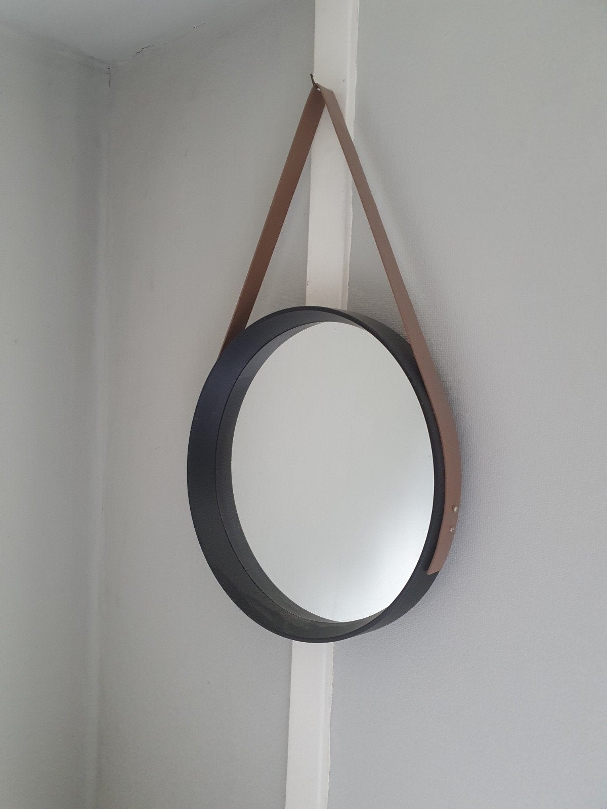 Ronde spiegel met leren band - Modern design, Huis en Inrichting, Ophalen, Minder dan 50 cm, Rond, Zo goed als nieuw