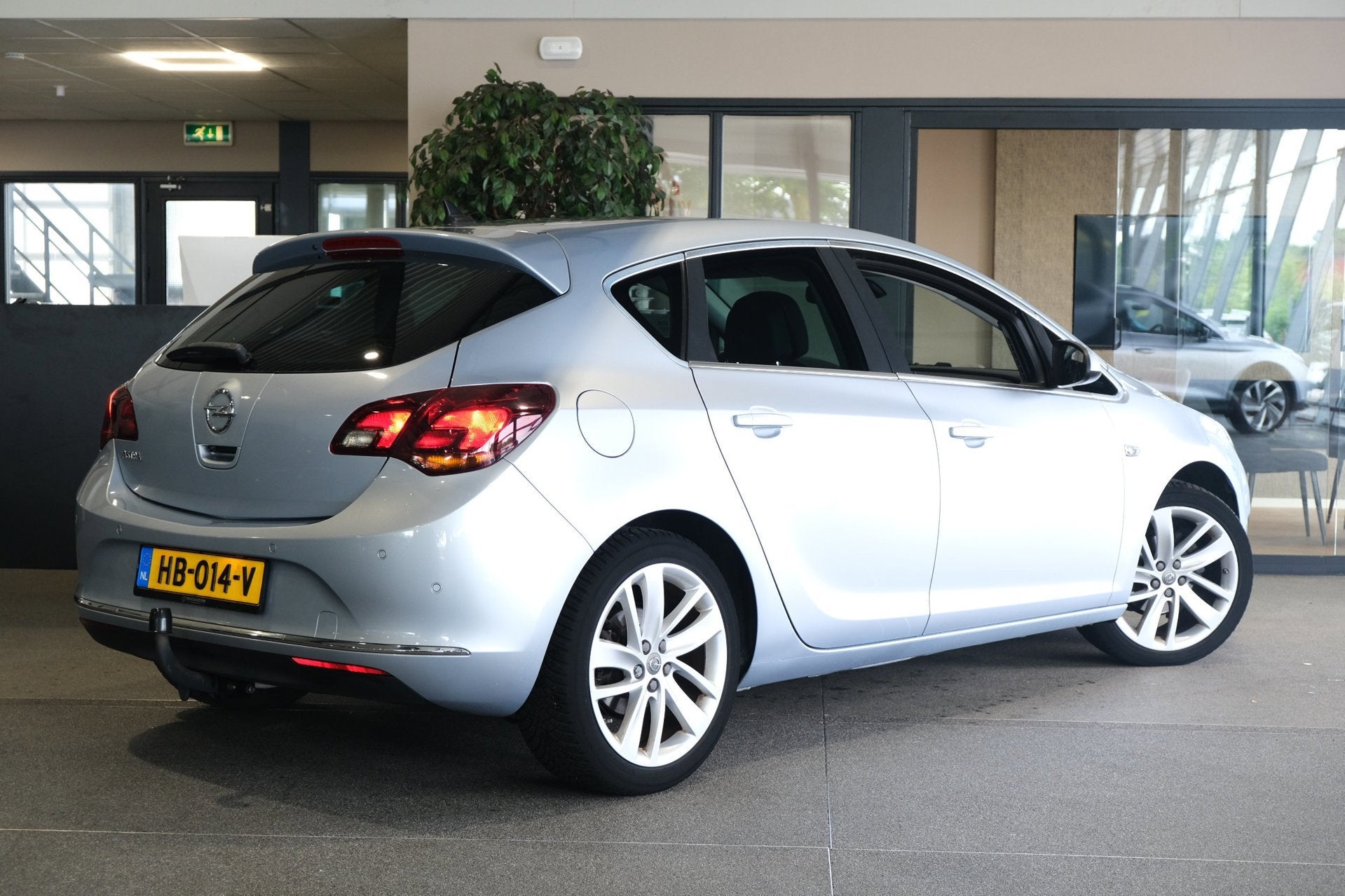 Opel Astra 1.4 Turbo Sport + Navi Leder Trek Cam Cruise Pdc, Auto's, Voorwielaandrijving, Dealer onderhouden, Gebruikt, 4 cilinders