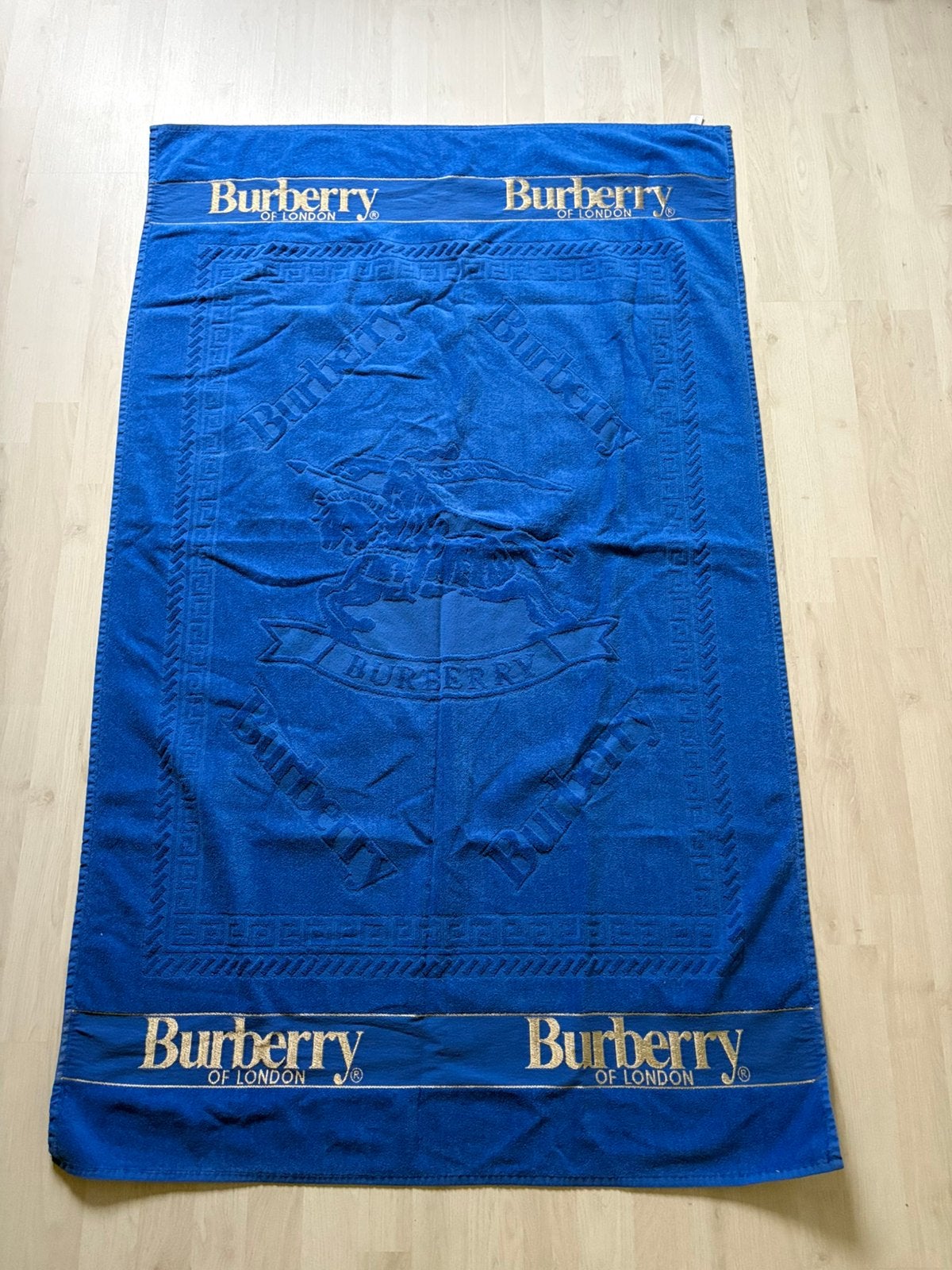 Badlaken Burberry 155x95 cm, Huis en Inrichting, Ophalen of Verzenden, Zo goed als nieuw, Blauw, Handdoek