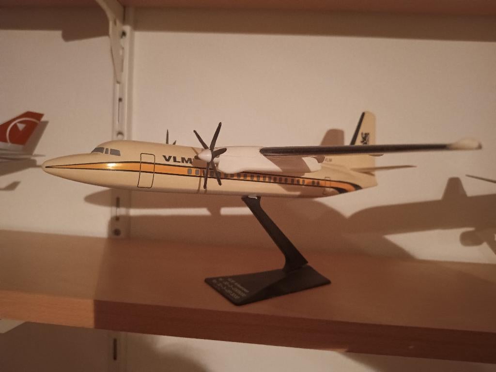VLM Airlines Fokker 50 schaalmodel, Ophalen of Verzenden, Zo goed als nieuw, Schaalmodel