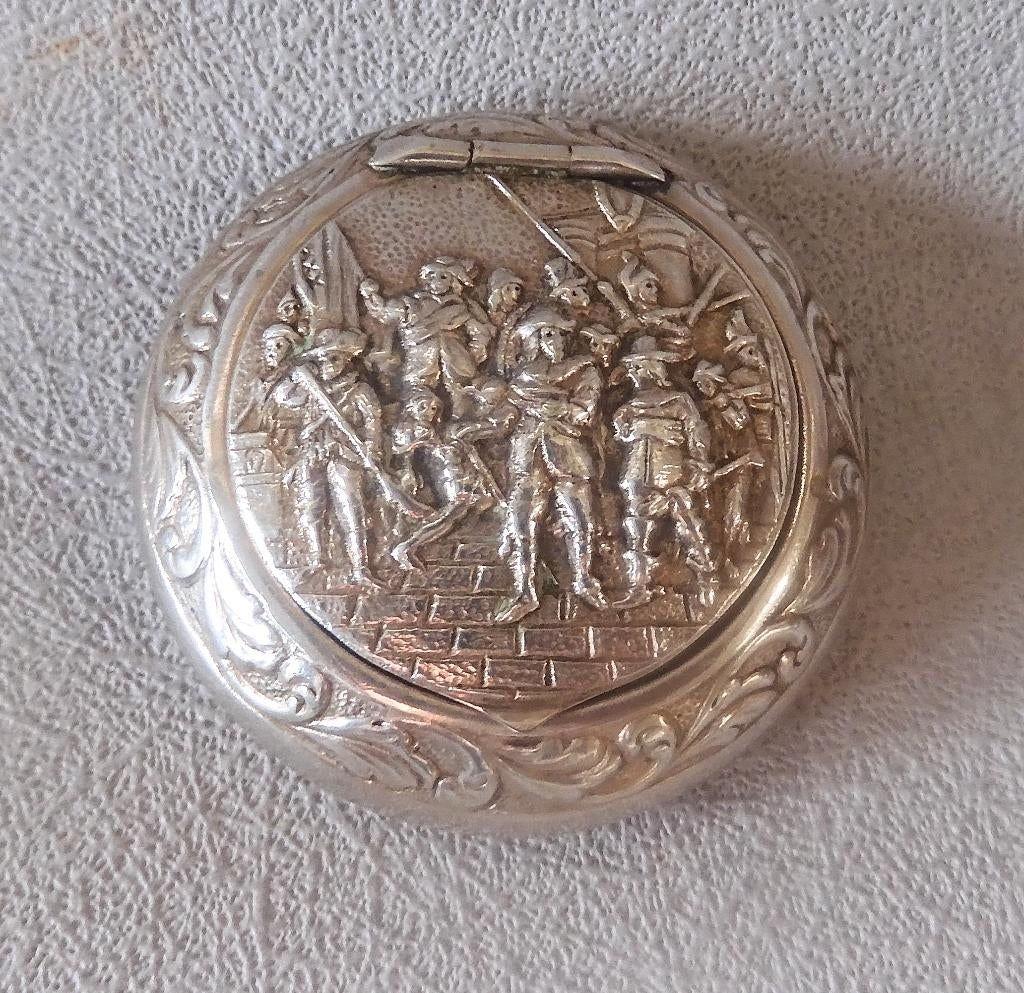 Nederlands zilveren pillendoosje, Antiek en Kunst, Ophalen of Verzenden, Zilver
