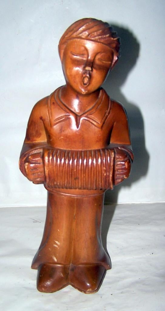 Handgesneden houten beeld -Jongen met harmonica. H. 31cm., Ophalen of Verzenden, Zo goed als nieuw, Mens