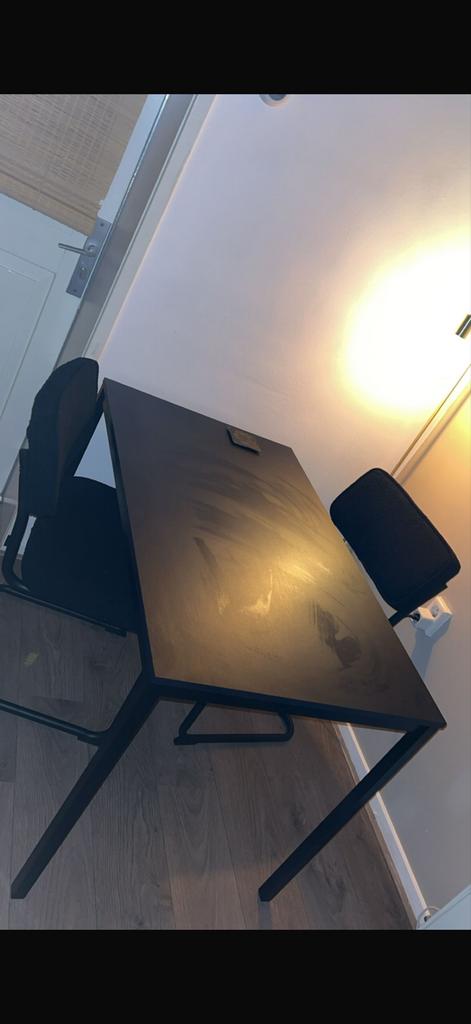 Zwarte eettafel met twee stoelen, Huis en Inrichting, Tafels | Eettafels, Ophalen, Zo goed als nieuw, Rechthoekig, 50 tot 100 cm