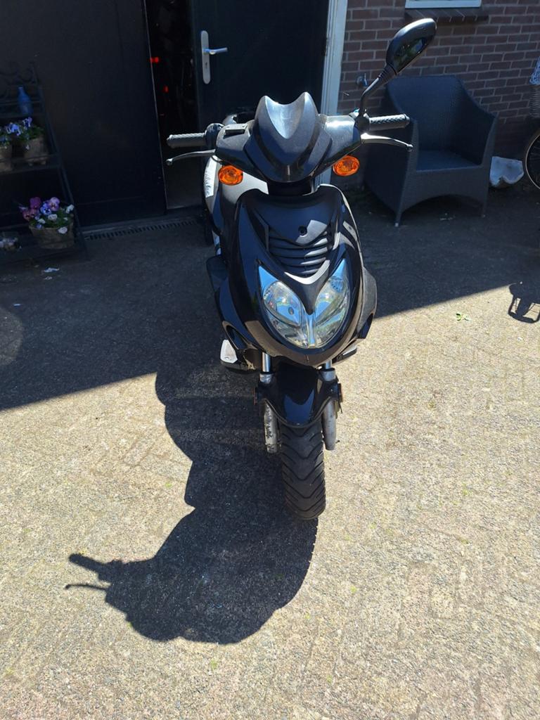 Baotian 2t scooter 50cc geel kenteken - Opknapper, Fietsen en Brommers, Ophalen, Gebruikt, Benzine, Overige merken