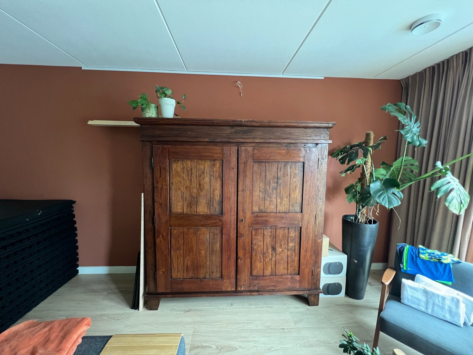 Antieke houten kast met planken en lades, Ophalen